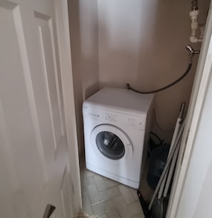 Apartamento, balcón, vistas a la playa | Baño | Ducha, toallas, jabón y champú