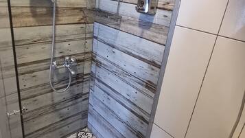 Appartement, 1 chambre, balcon, vue mer | Salle de bain | Douche, serviettes fournies, savon, shampoing