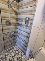 Ducha, toallas, jabón, shampoo