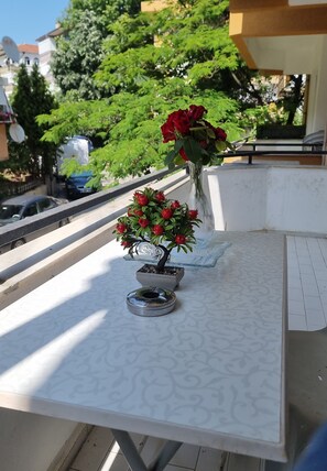 Departamento, varias camas, balcón, vista a la playa | Balcón