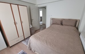 Apartamento, várias camas, sacada, vista para a praia