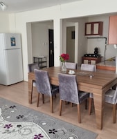 Apartamento, várias camas, sacada, vista para a praia | Área de estar