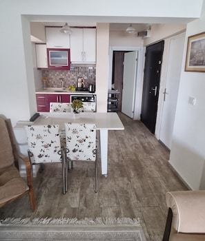 Apartment, 1 Schlafzimmer, Balkon, Meerblick | Wohnbereich