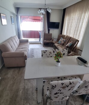 Apartamento, 1 habitación, balcón, vistas al mar | Zona de estar