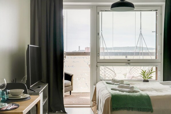 1 habitación, escritorio, tabla de planchar con plancha y cuna de viaje 