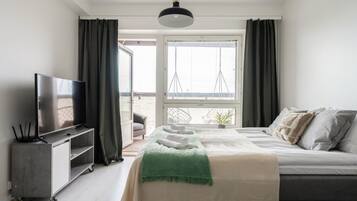 1 makuuhuone, työpöytä, silitysrauta/-lauta, vauvan matkasänky