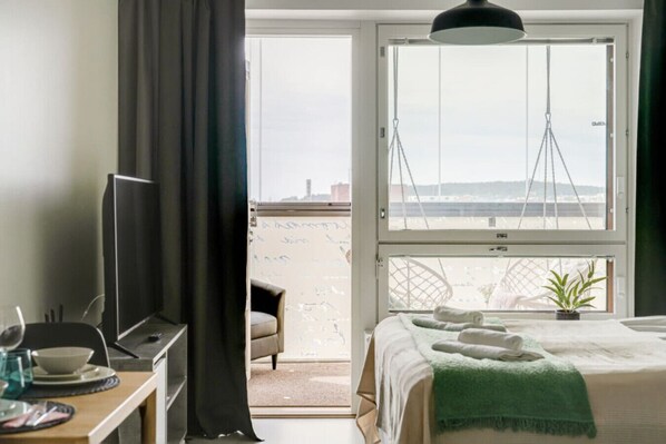 1 habitación, escritorio, tabla de planchar con plancha y cuna de viaje 