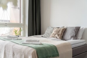 1 habitación, escritorio, tabla de planchar con plancha y cuna de viaje 