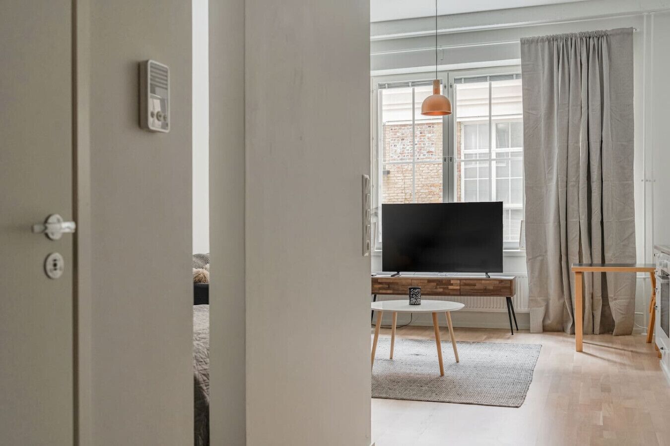 1 slaapkamer, een bureau, een strijkplank/strijkijzer, reisbedje