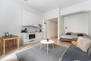 1 bedroom, desk, iron/ironing board, travel cot - Come in! `Värjäri` Stunning stud (Tampere)