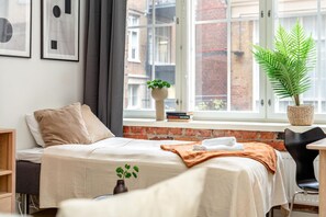 1 chambre, bureau, fer et planche à repasser, lit parapluie