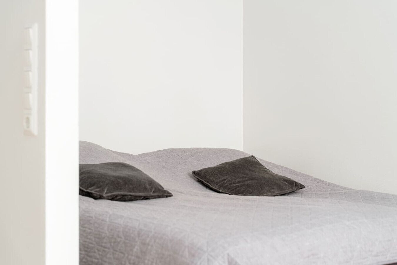 1 quarto, escrivaninha, ferros/tábuas de passar roupa, berço de viagem