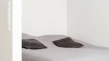 1 quarto, escrivaninha, ferros/tábuas de passar roupa, berço de viagem