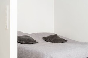 1 quarto, escrivaninha, ferros/tábuas de passar roupa, berço de viagem