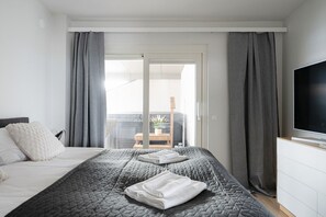 3 bedrooms, desk, iron/ironing board, travel crib