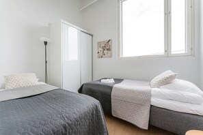 3 habitaciones, escritorio y tabla de planchar con plancha