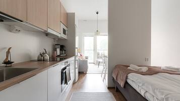 1 habitación, escritorio, tabla de planchar con plancha y cuna de viaje