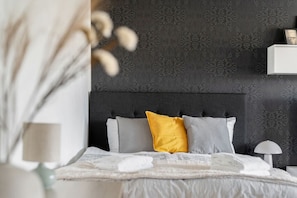 1 chambre, bureau, fer et planche à repasser, lit parapluie