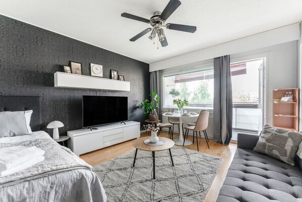 1 slaapkamer, een bureau, een strijkplank/strijkijzer, reisbedje