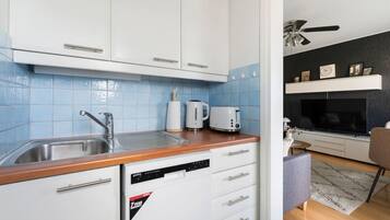 Réfrigérateur, micro-ondes, four, plaque de cuisson