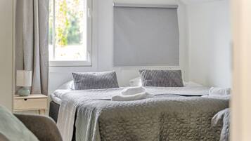 5 bedrooms, desk, iron/ironing board, travel crib