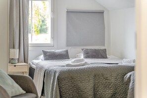 5 bedrooms, desk, iron/ironing board, travel cot