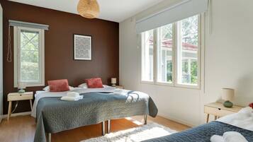 5 Schlafzimmer, Schreibtisch, Bügeleisen/Bügelbrett, Reisekinderbett