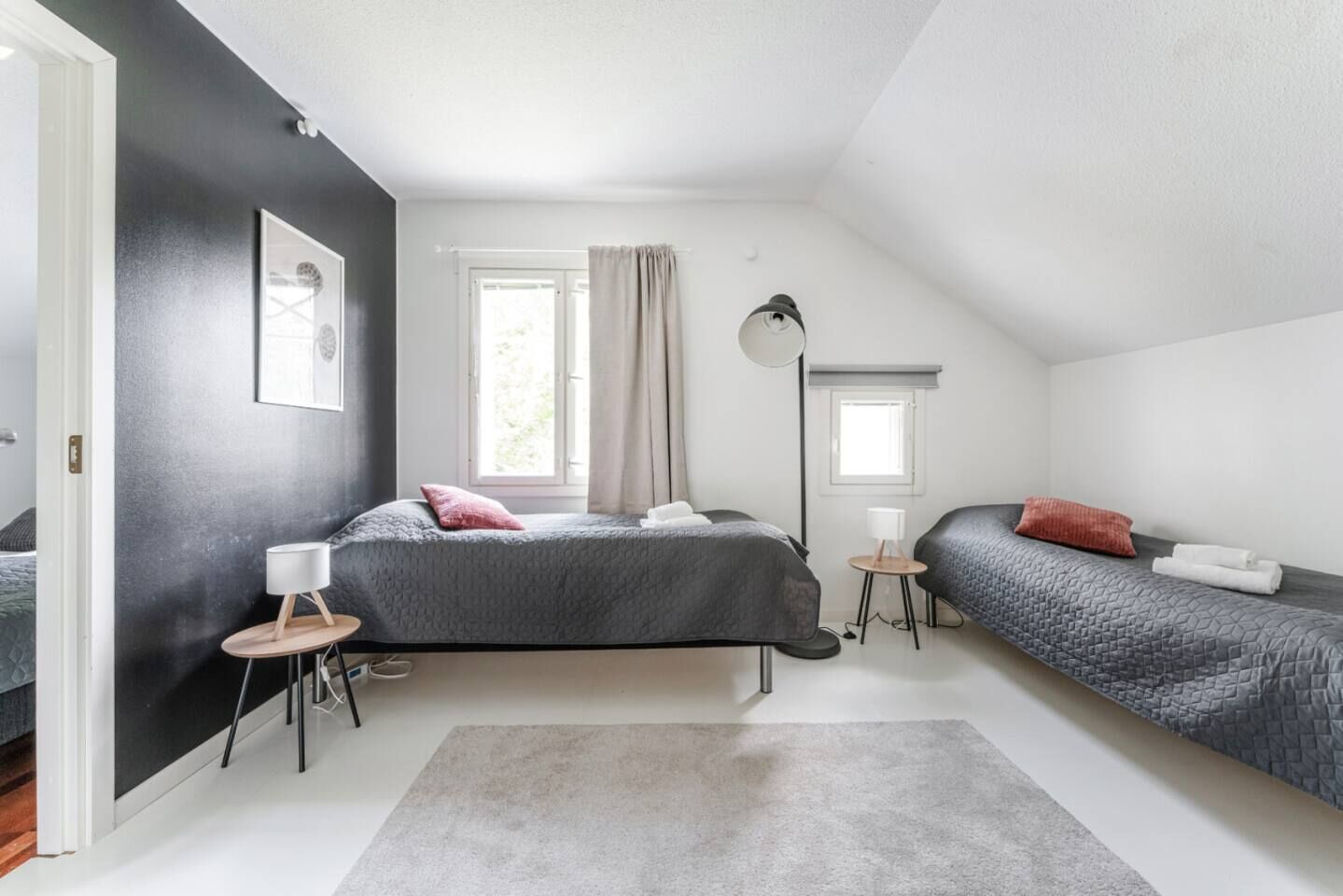 5 bedrooms, desk, iron/ironing board, travel crib