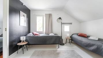 5 bedrooms, desk, iron/ironing board, travel crib