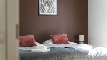 5 makuuhuonetta, työpöytä, silitysrauta/-lauta, vauvan matkasänky