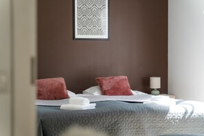 5 bedrooms, desk, iron/ironing board, travel cot