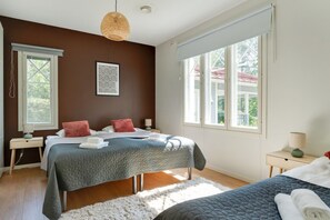 5 bedrooms, desk, iron/ironing board, travel cot