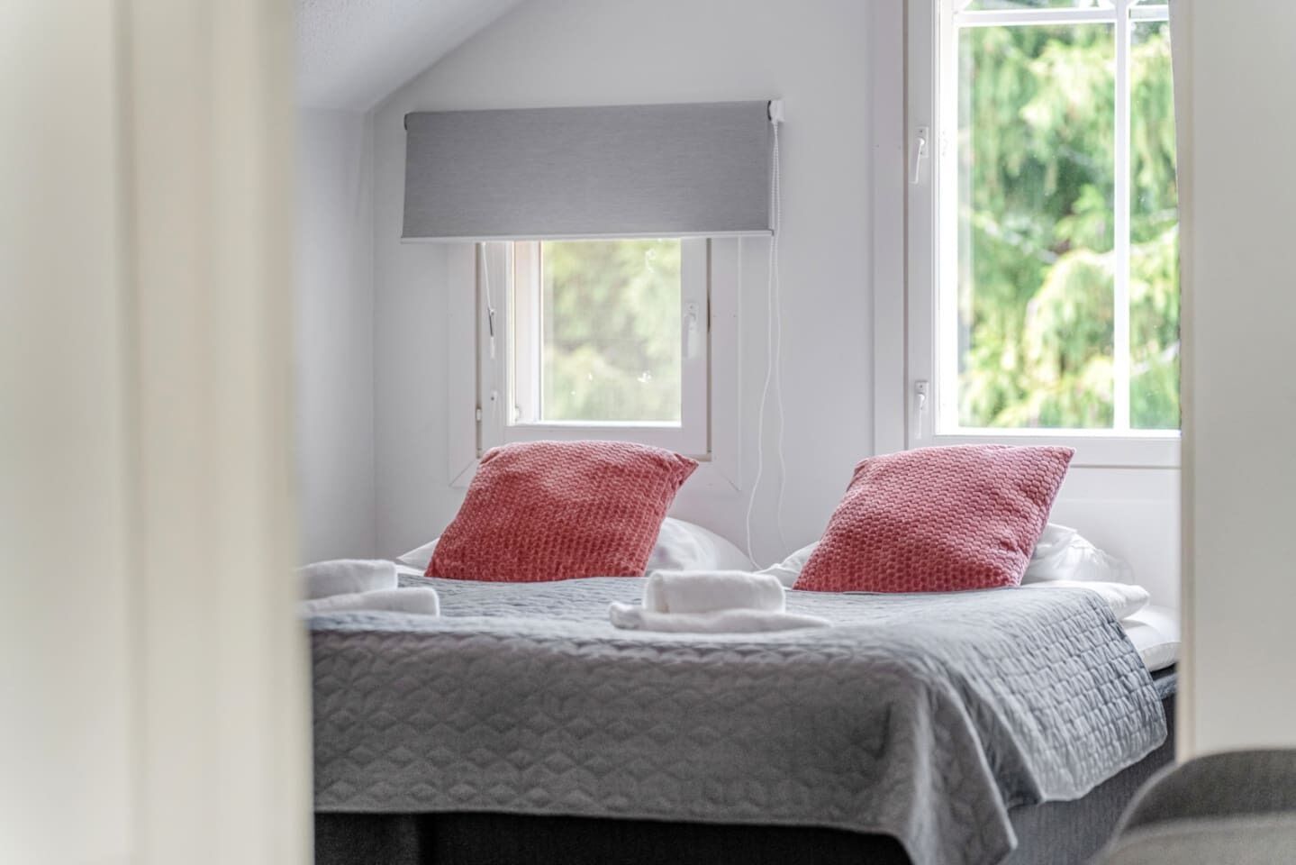 5 bedrooms, desk, iron/ironing board, travel crib