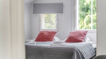 5 bedrooms, desk, iron/ironing board, travel crib