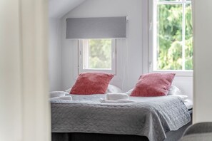 5 bedrooms, desk, iron/ironing board, travel crib