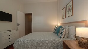 1 bedroom, iron/ironing board, WiFi, bed sheets - Few steps from Ipanema & Arpoador Beaches (Ipanema)