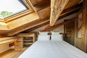 4 chambres, bureau, fer et planche à repasser, lit de bébé portatif