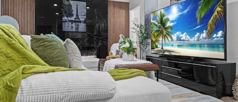 Smart TV, chimenea, libros y biblioteca musical