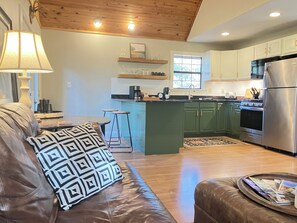 Smart-TV, DVD-spiller, bøker og filmbibliotek