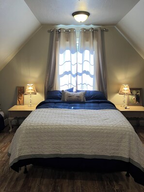 2 sovrum, skrivbord, strykjärn/strykbräda och resesäng