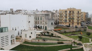 Zona residencial con edificios modernos, un parque infantil y un parque ajardinado.