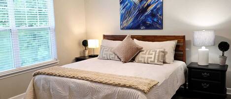 2 soverom, skrivebord, wi-fi (inkludert) og sengetøy