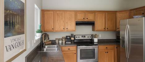 Een koelkast, een microgolfoven, een oven, een kookplaat