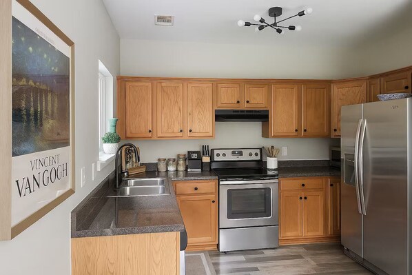 Réfrigérateur, micro-ondes, four, plaque de cuisson