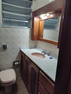 タオル、トイレットペーパー