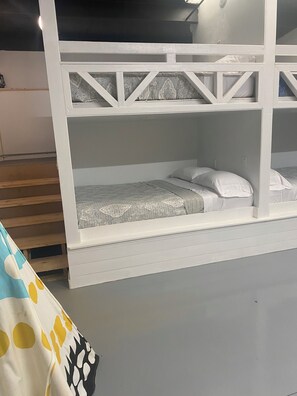 1 bedroom, WiFi, bed sheets - Quite Charming lake carriage house on lovely Jackson lake in Covington Georgia. (Covington)