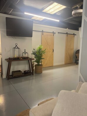 Interior - Quite Charming lake carriage house on lovely Jackson lake in Covington Georgia. (Covington)