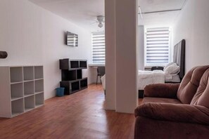 1 habitación, tabla de planchar con plancha, wifi y ropa de cama