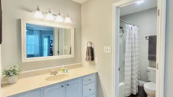 Hårføner, håndklær, såpe og toalettpapir