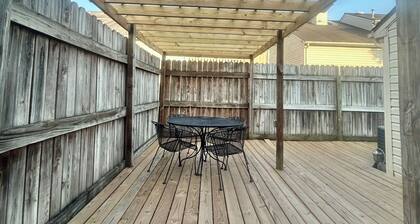 Modern Charm: 2 bedroom condo- Sleeps 6-in West Knoxville with WiFi, AC
